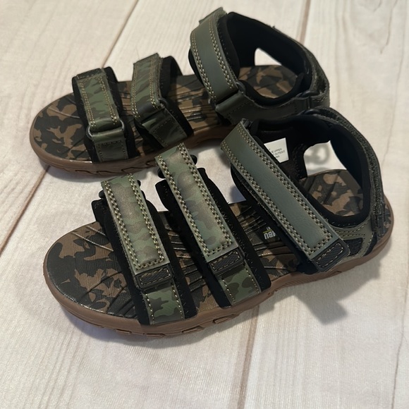 Khombu Boys Camouflage Print Velcro Sandals Size 2 - Picture 2 of 7